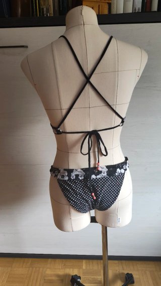 Conjunto Bikini y Shorts Negro Lunares y flores