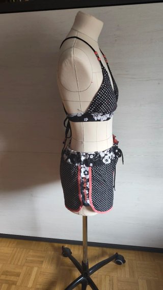 Conjunto Bikini y Shorts Negro Lunares y flores