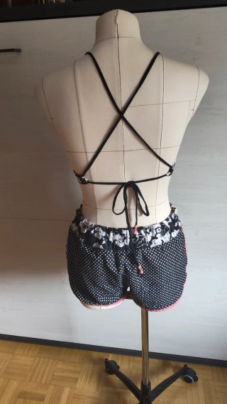 Conjunto Bikini y Shorts Negro Lunares y flores