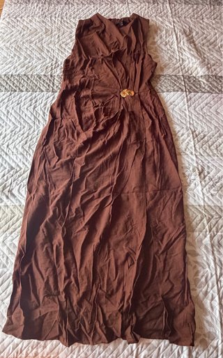 Vestido largo marrón con detalle dorado