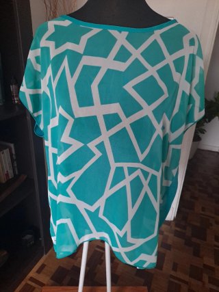 Camisa fluida verde turquesa gráfica