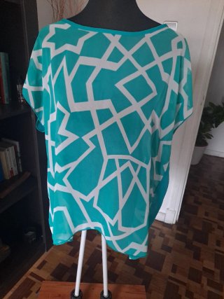 Camisa fluida verde turquesa gráfica
