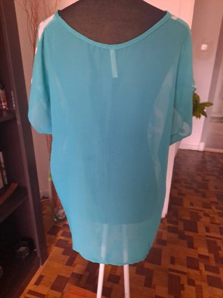 Camisa fluida verde turquesa gráfica