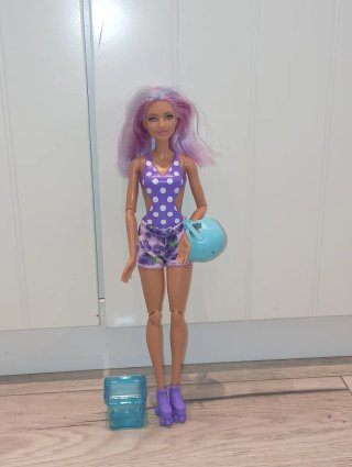 Barbie con patines y casco