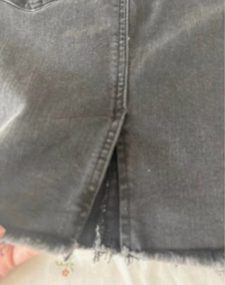 Falda midi vaquera gris desgastada