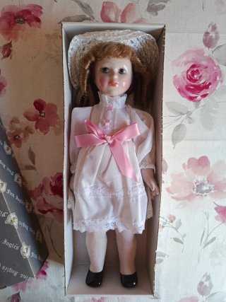 Muñeca de porcelana pintada a mano