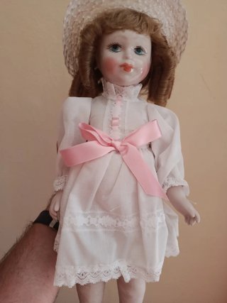 Muñeca de porcelana pintada a mano