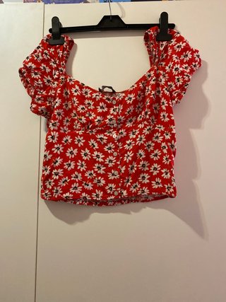 Blusa roja con estampado floral blanco