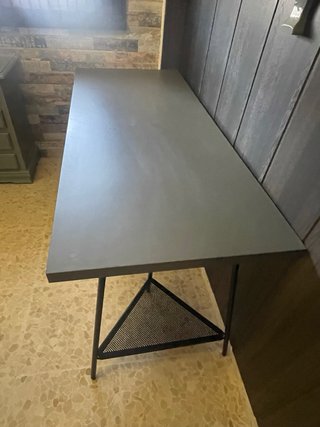 Escritorio gris con patas triangulares