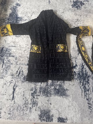 Versace Bata Negra y Dorada