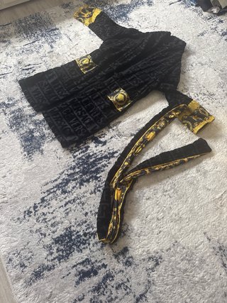 Versace Bata Negra y Dorada