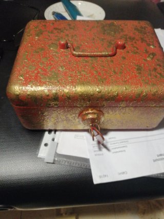 Caja Fuerte Metálica Roja y Dorada