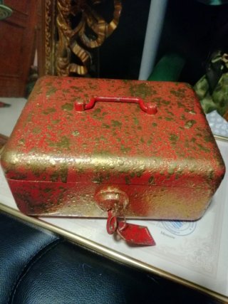 Caja Fuerte Metálica Roja y Dorada