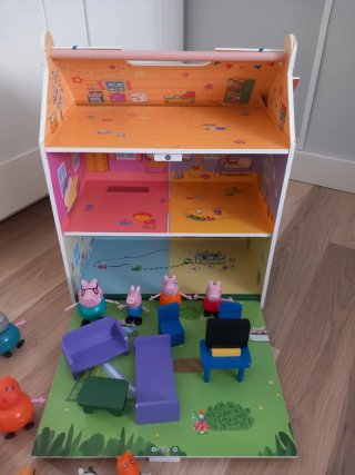 Casa madera Peppa Pig + personajes extra