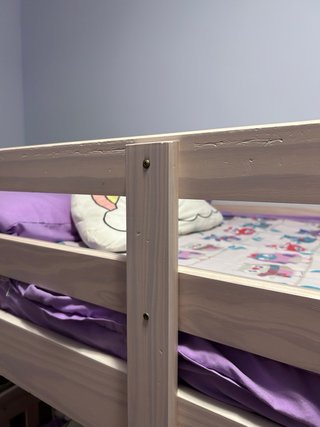 Litera de madera con colchones