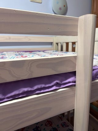 Litera de madera con colchones