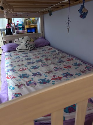 Litera de madera con colchones