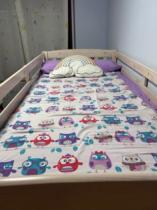 Litera de madera con colchones