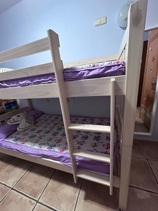 Litera de madera con colchones