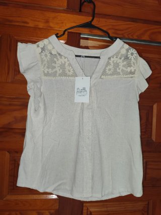 Blusa blanca con encaje