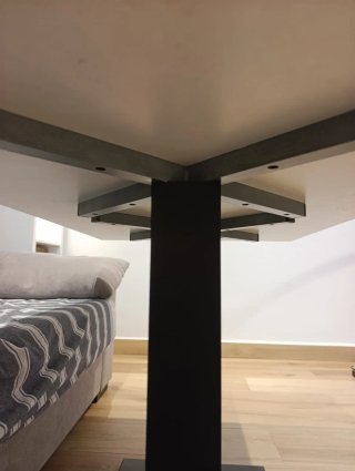 Mesa comedor de cristal blanco y estructura negra