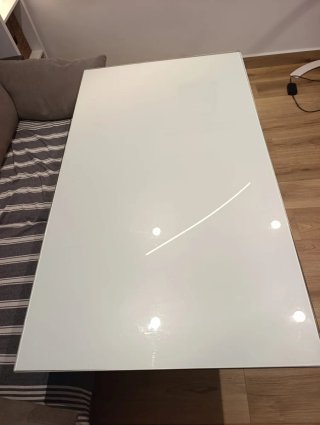 Mesa comedor de cristal blanco y estructura negra