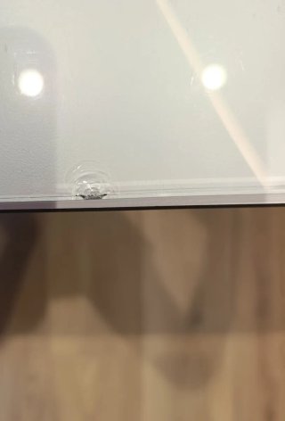 Mesa comedor de cristal blanco y estructura negra