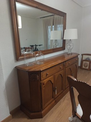 Aparador de madera con espejo