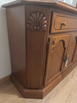 Aparador de madera con espejo