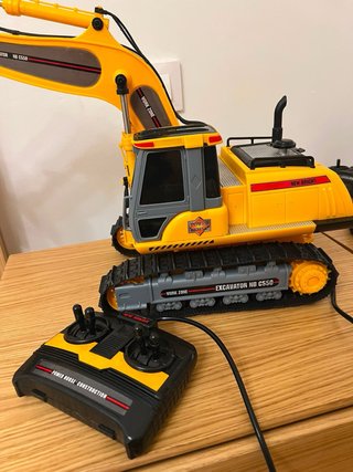 Gru da cantiere radiocomandata gialla