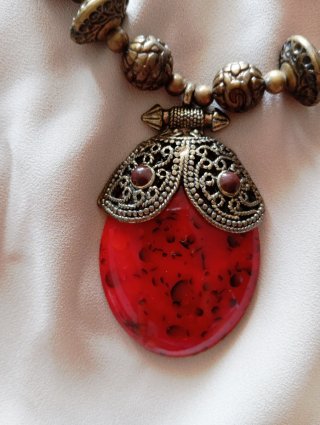Collana etnica vintage con pendente rosso