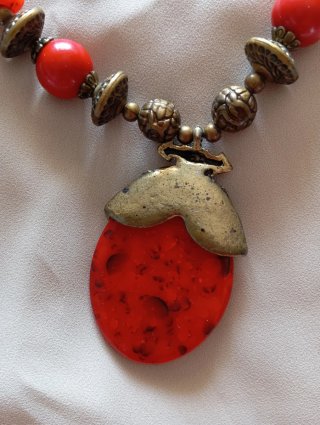 Collana etnica vintage con pendente rosso