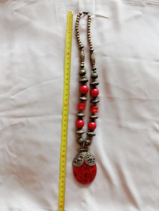 Collana etnica vintage con pendente rosso