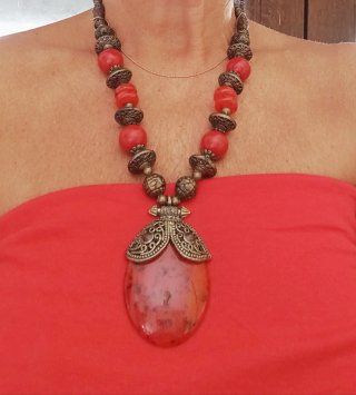 Collana etnica vintage con pendente rosso