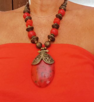 Collana etnica vintage con pendente rosso