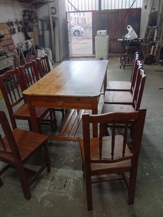 Mesa de cocina antigua con 8 sillas