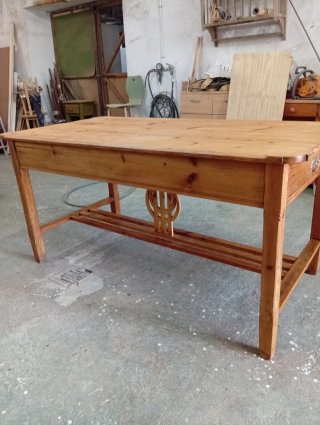 Mesa de cocina antigua con 8 sillas
