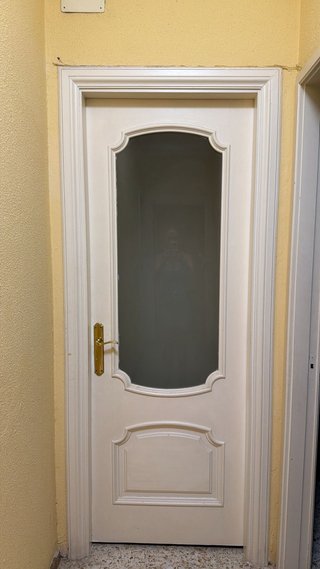 Puerta madera blanca con cristal decorativo
