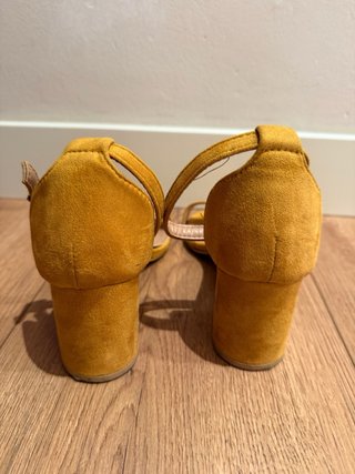 Sandalias mostaza tacón