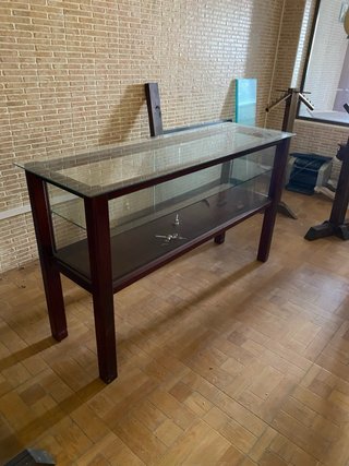 Vitrina expositora de cristal y madera