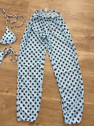 Conjunto bikini y pantalón lunares