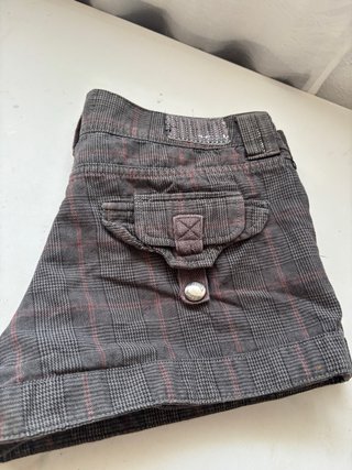 Pantalón corto a cuadros gris