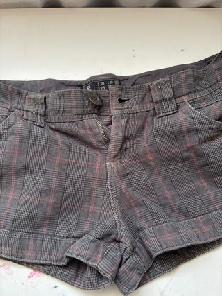 Pantalón corto a cuadros gris