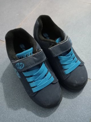 Zapatillas Heelys con ruedas azul y negro talla 30