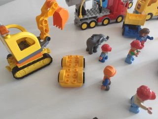 Lote Lego Duplo: Camiones, Excavadora y Figuras
