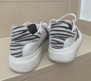 Zapatillas Munich Blancas y Rojas