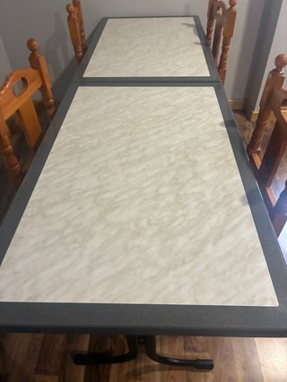 Mesa de comedor beige y gris