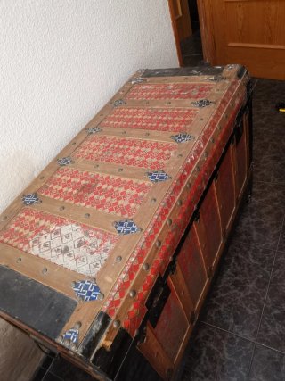 Baúl antiguo de madera y metal