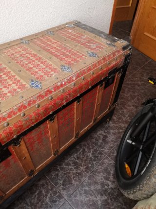Baúl antiguo de madera y metal
