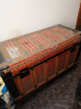 Baúl antiguo de madera y metal